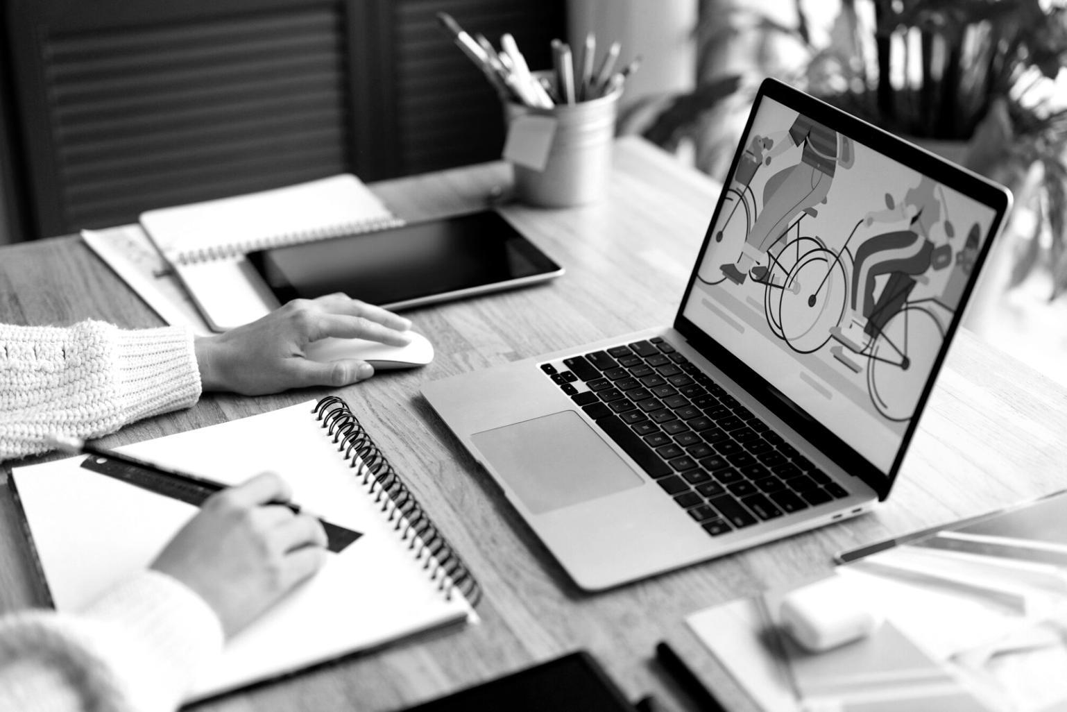 Espace de travail professionnel avec analyse de données SEO